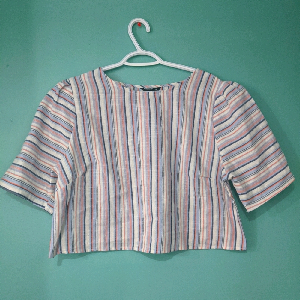 Cute cropped shirt